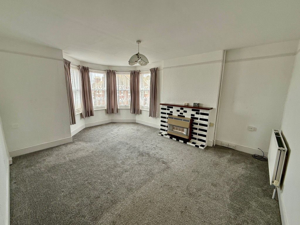 Lot: 100 - SUBSTANTIAL CORNER PROPERTY WITH POTENTIAL - Second floor - living room
